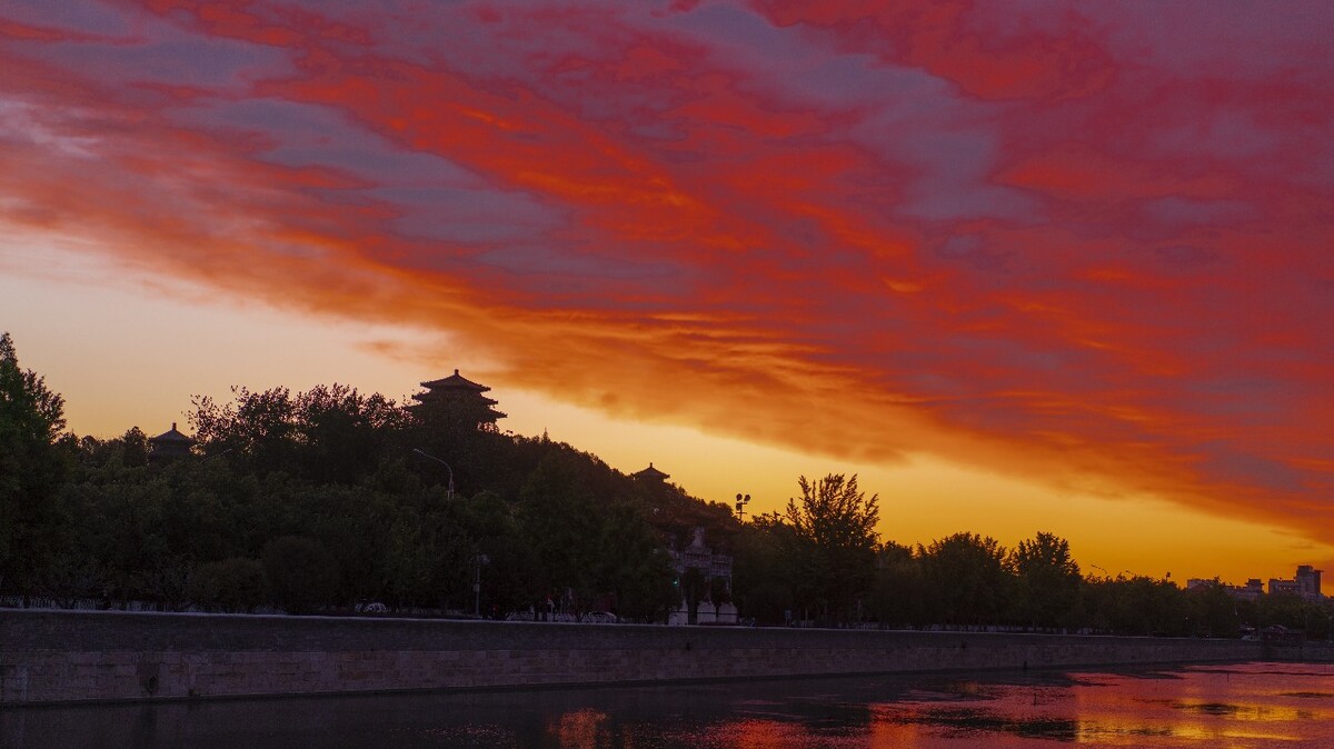 北京深紅色朝霞，北京朝霞映紅天際