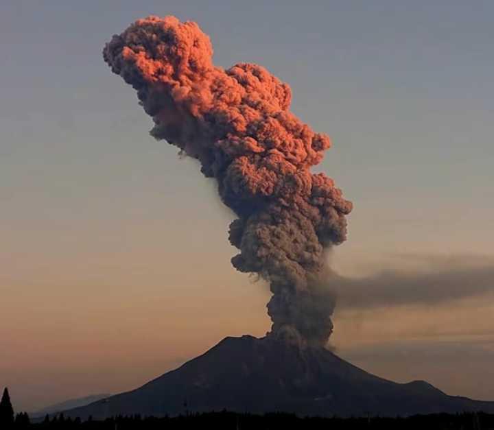 日本火山噴發(fā)灰柱高達(dá)3400米，自然的熱烈展現(xiàn)，日本火山熱烈噴發(fā)，灰柱直沖云霄3400米